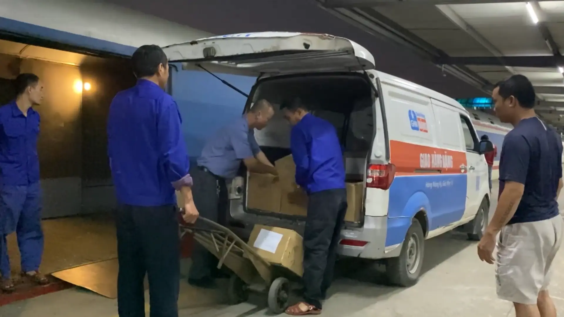 Đường sắt chở miễn phí hơn 15.000 kiện hàng đến vùng lũ